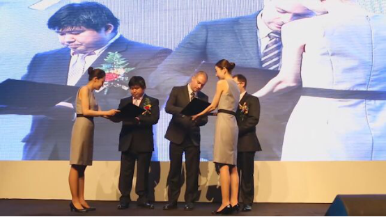 Ӣ���ƶ�����ǣ�ֺ����ƾ���ͷ��ʽ���繲ͬ������̫�羳�������ƽ̨